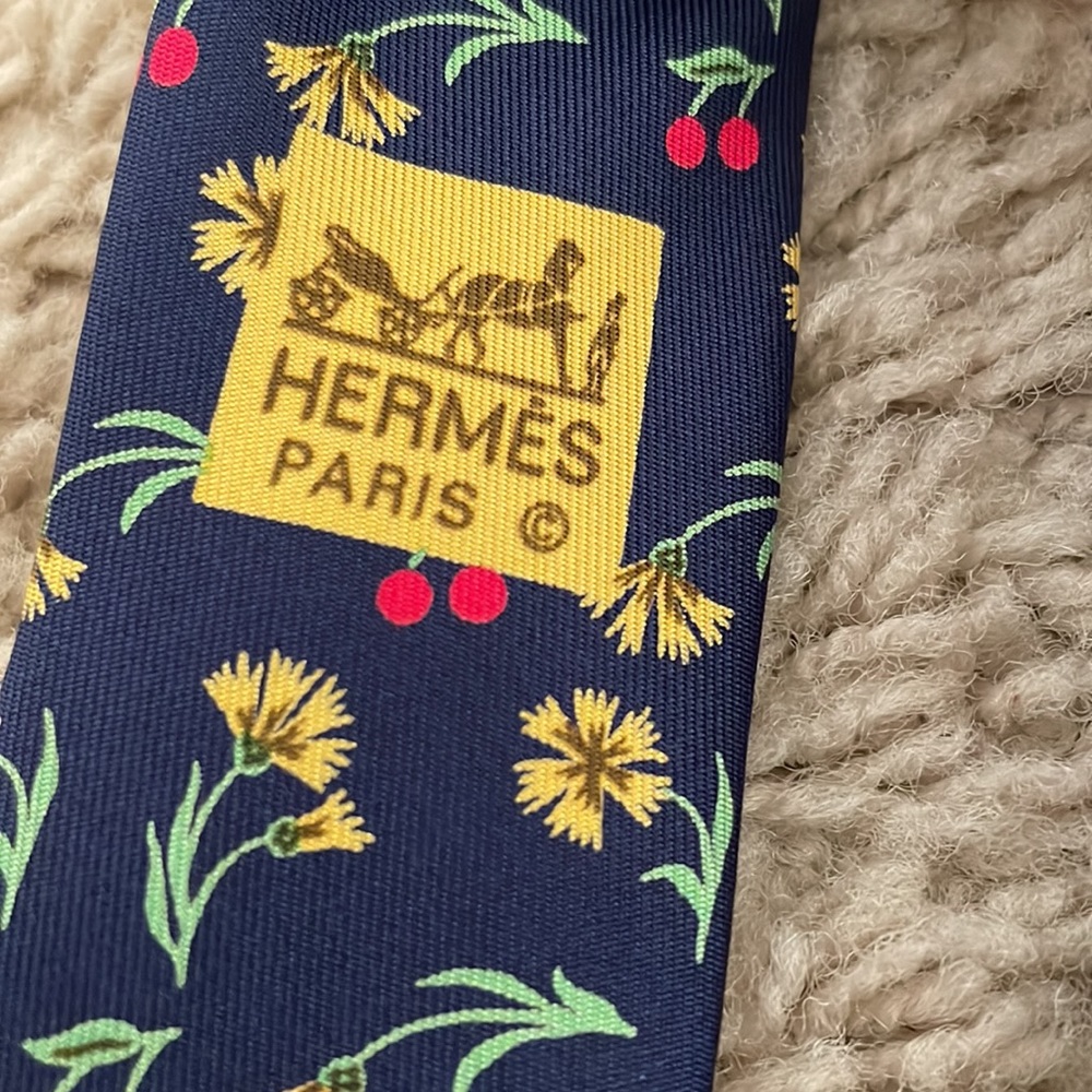 Vintage silk Hermes tie with floral pattern - Picture 5 of 5